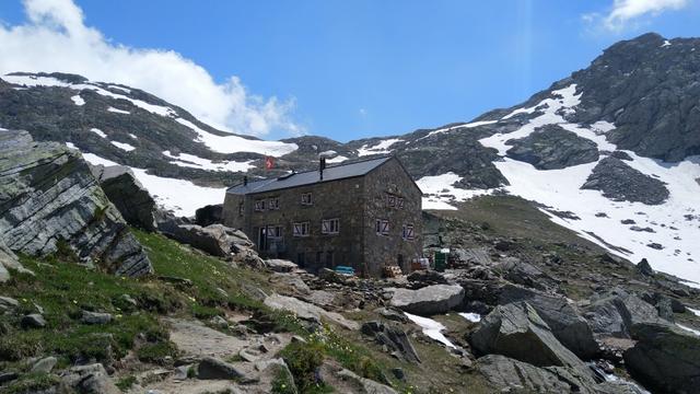 über eine abwechslungsreiche Landschaft erreichen wir die Binntalhütte 2267 m.ü.M.