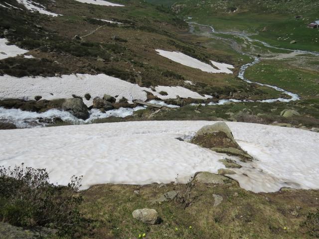 bei Punkt 2142 m.ü.M. überqueren wir den Bach und wandern über die Alp Oxefeld