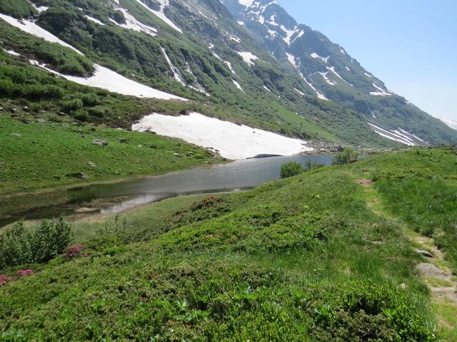 eingebettet in der Berglandschaft taucht vor uns der Halsesee auf