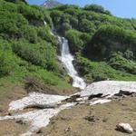 zum Reiz dieser unverfälschten Landschaft im Binntal tragen die spektakulären Wasserfällen bei