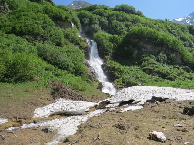 zum Reiz dieser unverfälschten Landschaft im Binntal tragen die spektakulären Wasserfällen bei