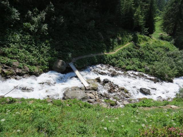 ...zum Michibach der über eine Brücke überquert wird