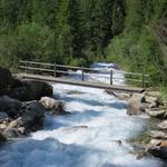 über eine Brücke überqueren wir den schäumenden Lengenbach