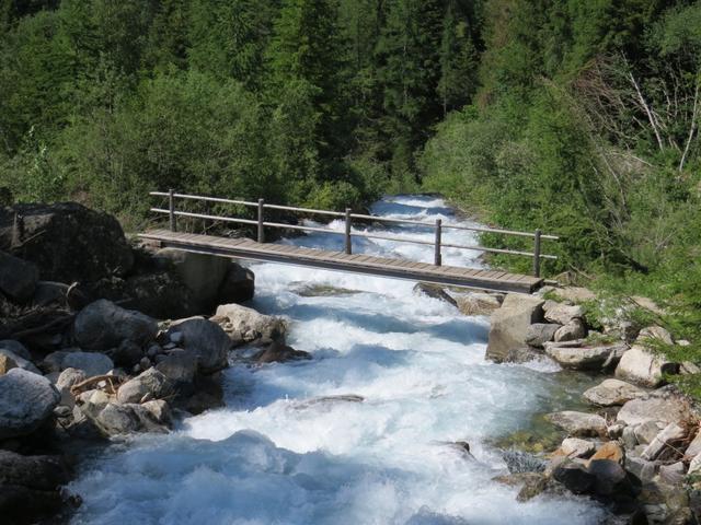 über eine Brücke überqueren wir den schäumenden Lengenbach