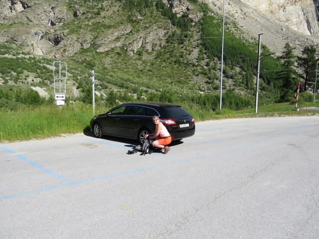 beim grossen Parkplatz in Randa machen wir uns bereit für die heutige Wanderung