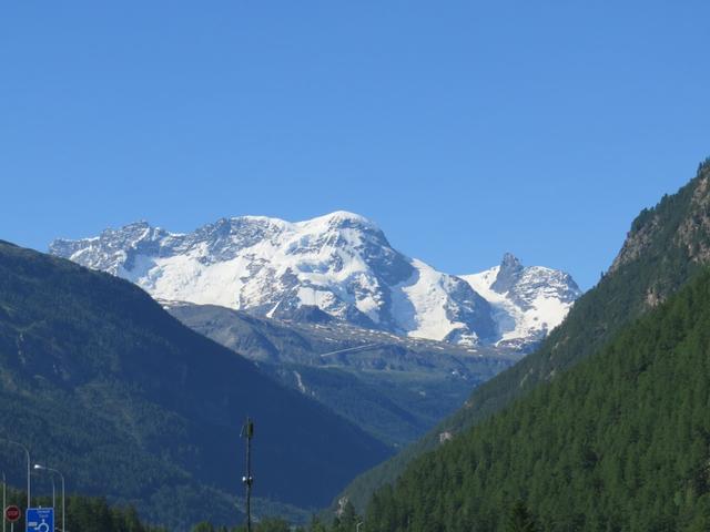 am Talende erkennen wir das Klein Matterhorn und das Breithorn