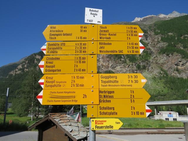 Wegweiser beim Bahnhof im Randa 1407 m.ü.M.