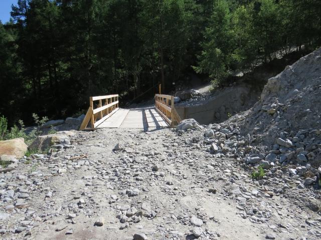 über eine grosse solide Holzbrücke...