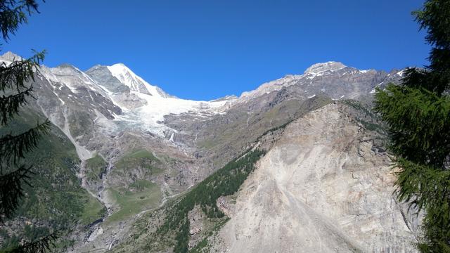 links gut ersichtlich das Weisshorn. Rechts der Bergsturz von Randa