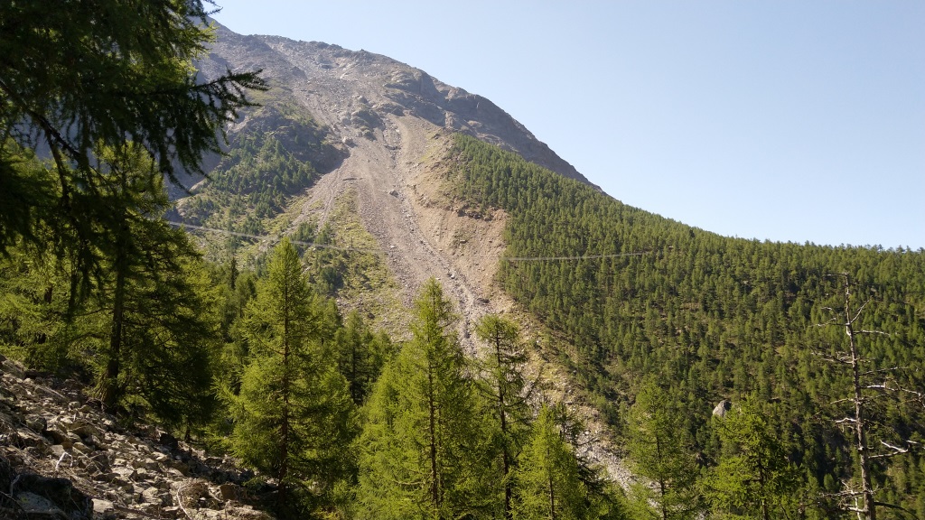 im Blickfeld erscheint nun auch der imposante Rekordbau, die Charles Kuonen Hängebrücke