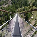 Stein und Geröll beschädigten 2010 die alte Brücke. Die neue Hängebrücke wurde 2017 gebaut...