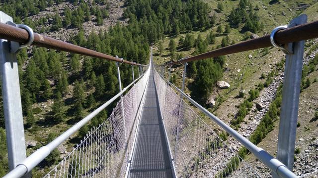 Stein und Geröll beschädigten 2010 die alte Brücke. Die neue Hängebrücke wurde 2017 gebaut...