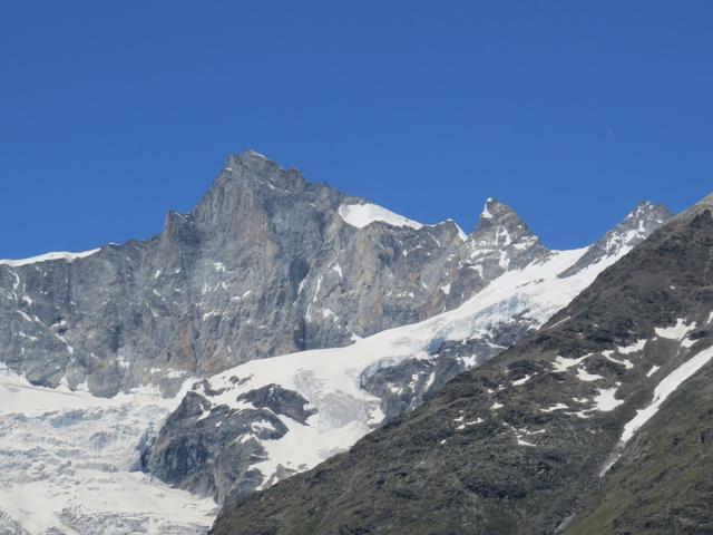 links davon das Zinalrothorn