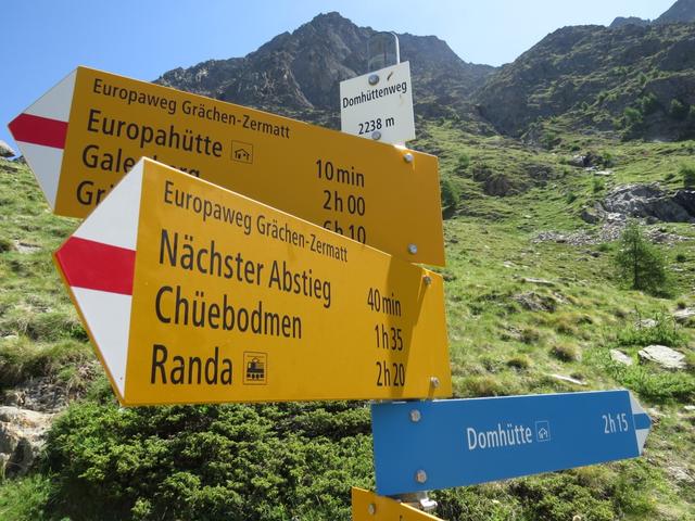 wir erreichen die Weggabelung Domhüttenweg 2238 m.ü.M. Hier kommt uns die Bergtour zur Domhütte in den Sinn