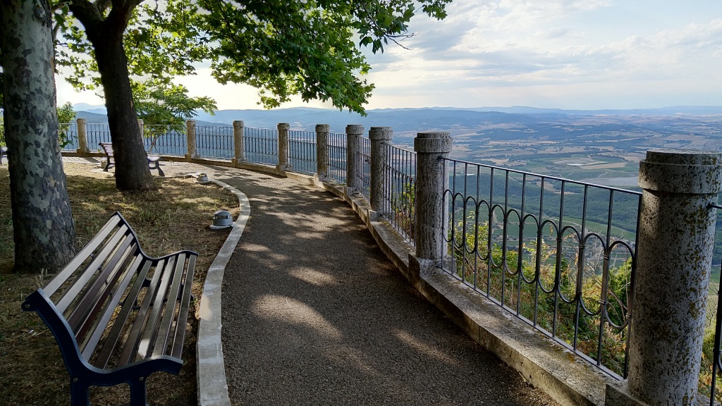 vom Aussichtspunkt in Montalcino (das wegen seinen sehr guten Weinen bekannt ist),...
