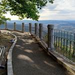 vom Aussichtspunkt in Montalcino (das wegen seinen sehr guten Weinen bekannt ist),...