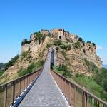 Bagnoregio liegt auf einem Tuffhügel und ist nur über eine schmale, steile, nicht befahrbare, Fussgängerbrücke erreichbar