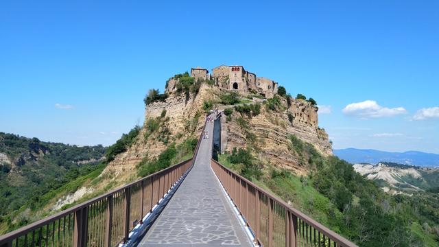 Bagnoregio liegt auf einem Tuffhügel und ist nur über eine schmale, steile, nicht befahrbare, Fussgängerbrücke erreichbar