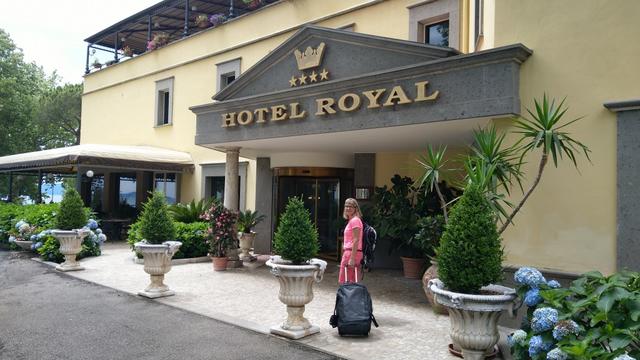 im Hotel Royal das direkt am See liegt,...