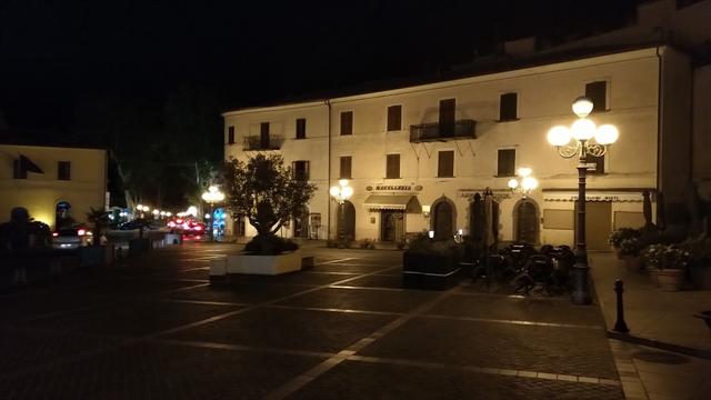 es ist schon dunkel als wir durch die Altstadt von Bolsena...