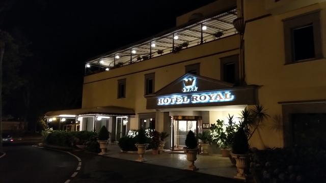 ...zum Hotel Royal zurücklaufen