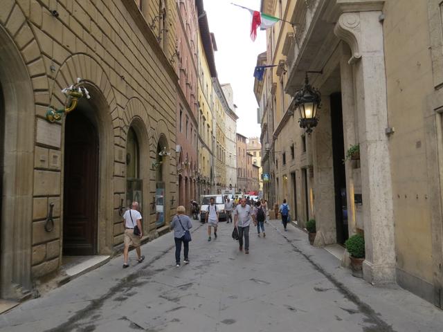 ...durchlaufen die Altstadt, UNESCO Weltkulturerbe...