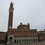 ...und erreichen die Piazza del Campo,mit Palazzo Pubblico und Torre del Mangia