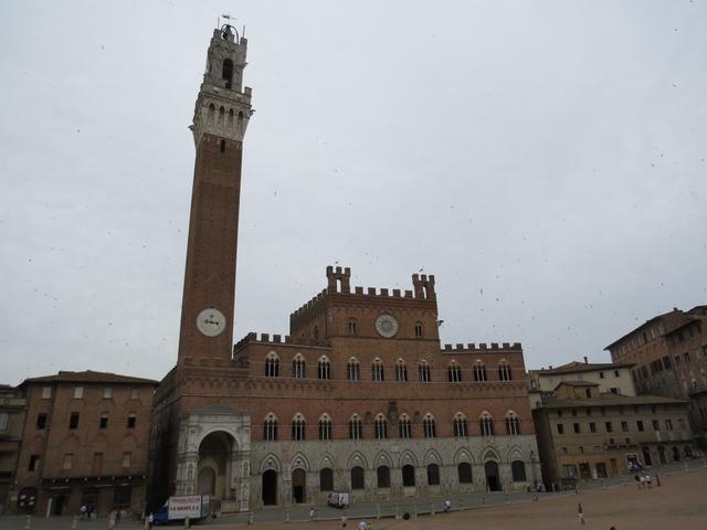 ...und erreichen die Piazza del Campo,mit Palazzo Pubblico und Torre del Mangia