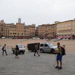 um diese Zeit sind noch nicht so viele Touristen auf dem Platz