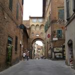 über die Via Roma verlassen wir die Altstadt von Siena