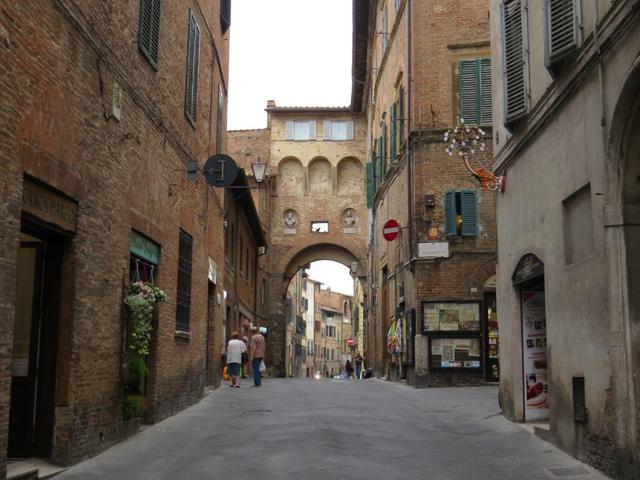 über die Via Roma verlassen wir die Altstadt von Siena