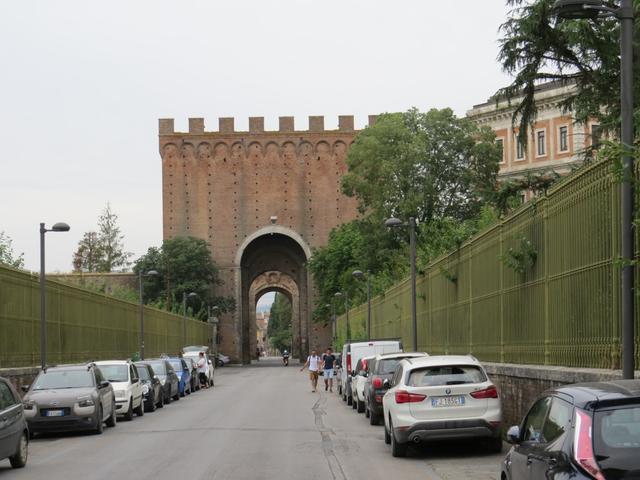 wir kommen zum eindrucksvollen Stadttor Porta Romana