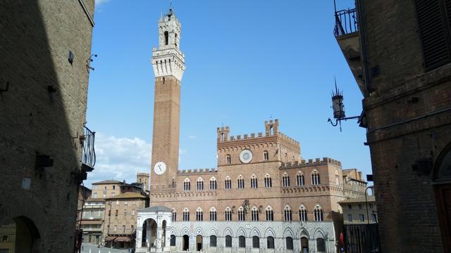 in Siena laufen wir zur Piazza del Campo...