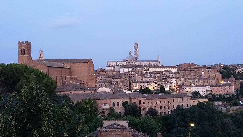 wir geniessen ein kühles Bier und die traumhafte Aussicht auf Siena