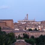 wir geniessen ein kühles Bier und die traumhafte Aussicht auf Siena