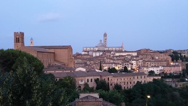 wir geniessen ein kühles Bier und die traumhafte Aussicht auf Siena