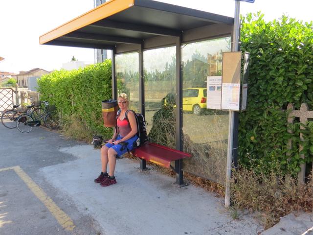 ...gehts zur Bushaltestelle, wo wir auf den Bus warten...