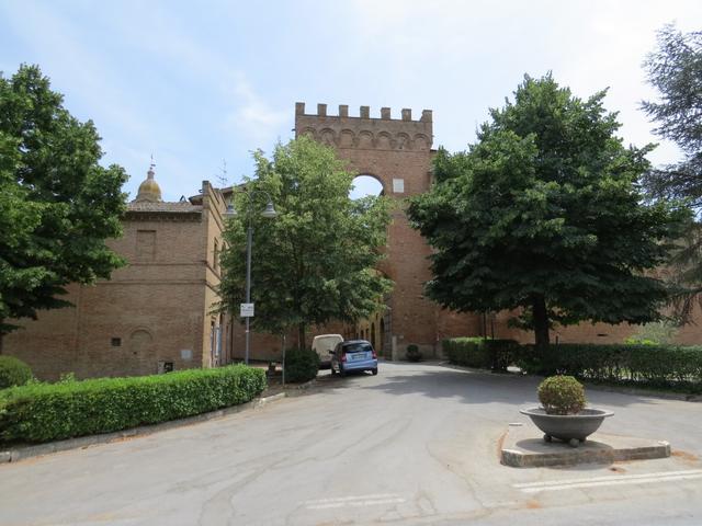 Majestätisch und imposant die Porta Senese 1379 erbaut. Die wuchtige Stadtmauer umfasste früher den ganzen Ort