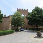Majestätisch und imposant die Porta Senese 1379 erbaut. Die wuchtige Stadtmauer umfasste früher den ganzen Ort