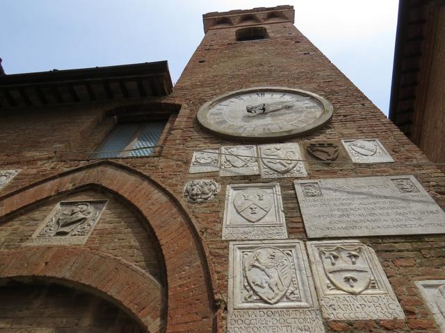 die Torre dell'Orologio erinnert in seiner Bauweise an dem Turm del Mangia in Siena