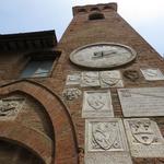 die Torre dell'Orologio erinnert in seiner Bauweise an dem Turm del Mangia in Siena