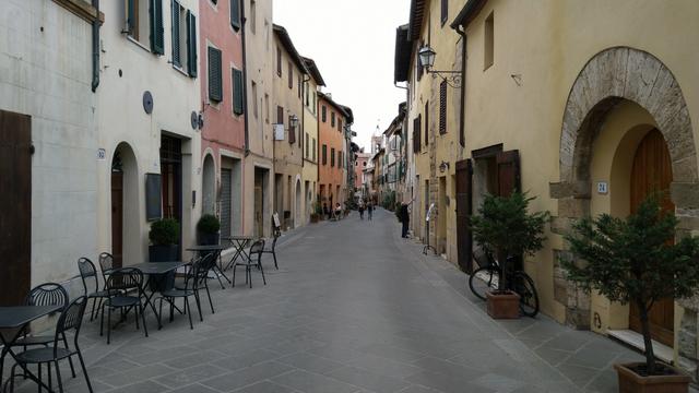 nach einer erfrischenden Dusche, und anziehen von frischen Kleider, liefen wir in die Altstadt von San Quirico d'Orcia