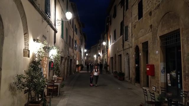 es ist schon dunkel als wir durch die Altstadt von San Quirico d'Orcia...