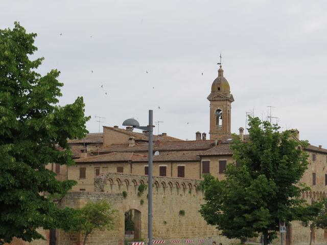 nach der Ankunft in Buonconvento, rasch einen Espresso. Bald blicken wir zurück nach Buonconvento