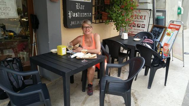 bei einer schönen Bar legen wir eine Pause ein, und geniessen einen feinen Toast