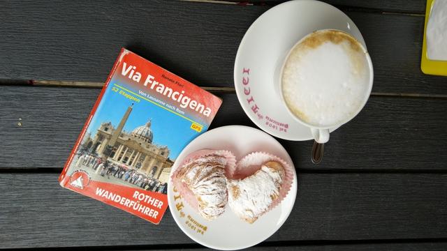 während dem Studium der uns bevorstehenden Teilstrecke, geniessen wir einen Cappuccino