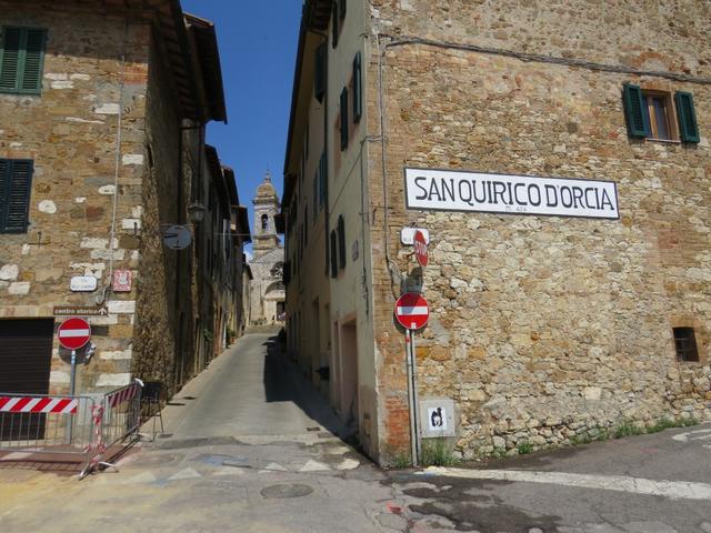 wir treten in das alte Dorfkern von San Quirico d'Orcia ein. Man meint einen Hauch des Mittelalters zu spüren