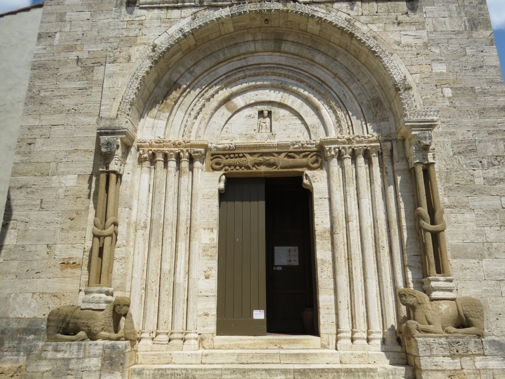 die Kirche besitzt zwei beachtenswerte Portale. Hauptportal