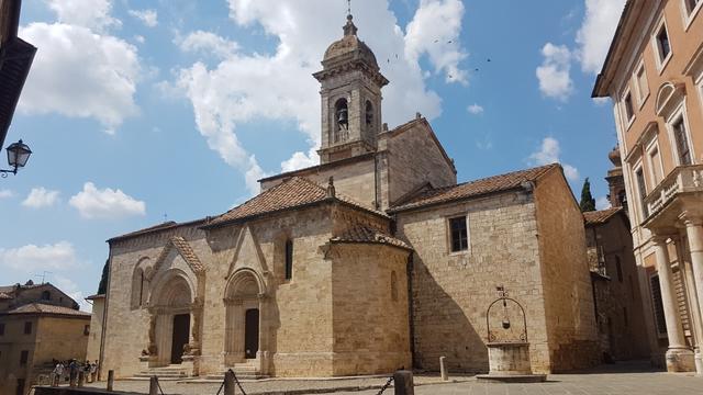 eine schöne Kirche, eine schöne kleine Altstadt, San Quirico d'Orcia ist ein Halt wert