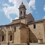 eine schöne Kirche, eine schöne kleine Altstadt, San Quirico d'Orcia ist ein Halt wert